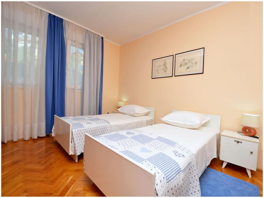 Apartment Laura Podstrana Kamer foto